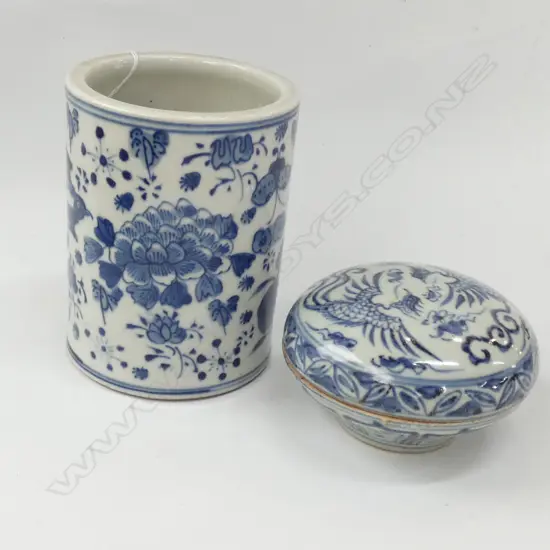 CHINESE B&W CYLINDER VASE, H.120mm + LIDDED BOWL