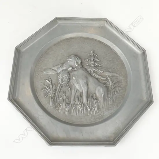 ANTIQUE PEWTER HUNTING DOG WALL PLATE