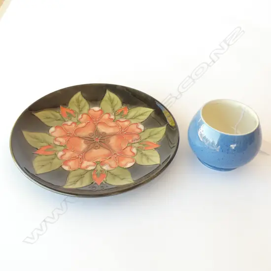 MOORECROFT PLATE "1991", 215MM DIA + BLUE SUGAR BOWL, H.65MM