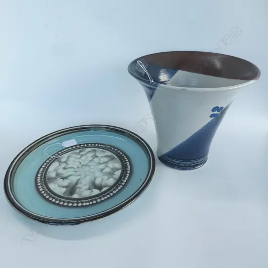 PAUL WALSHE PLATTER / WALL PLAQUE 300MM DIA + STUDIO POTTERY VASE H. 210MM