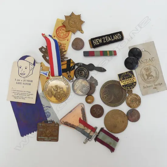 COLLEC TION BADGES, MOSTLY MILITARIA AND OTHER 30 ITEMS