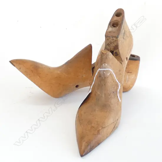 2 VINTAGE SHOE MOULDS POINTY TOES
