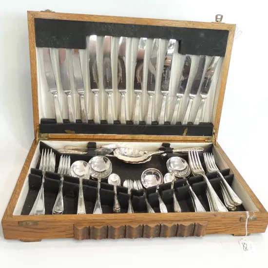 WALKER & HALLL CUTLERY CANTEEN