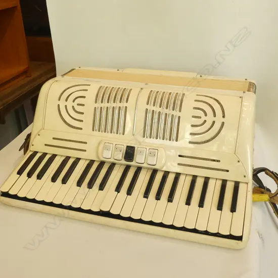 SELMAR INVICTA RIMINI PIANO ACCORDIAN