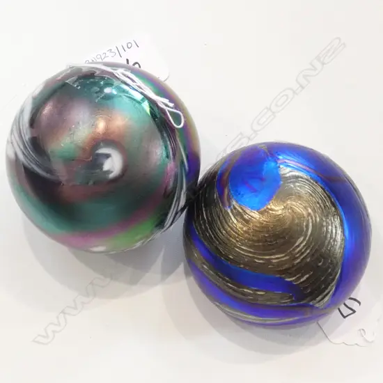 AUSTRALIAN SIGNED PAPER WEIGHT + ONE