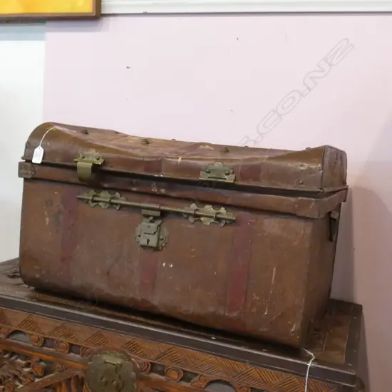 SMALL METAL TRUNK