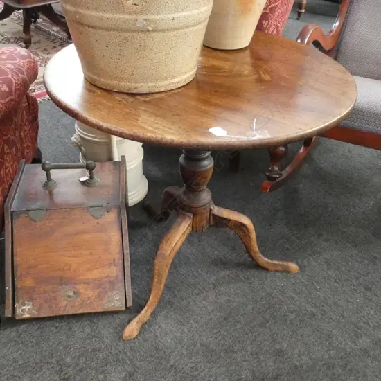 GEORGE III TILT-TOP MAHOGHANY TABLE