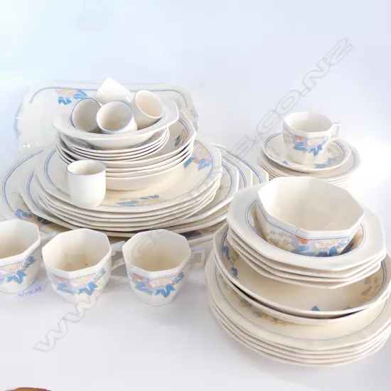 LARGE ART DECO ROYAL DOULTON DINNER SERVICE 'WINDSOR' 