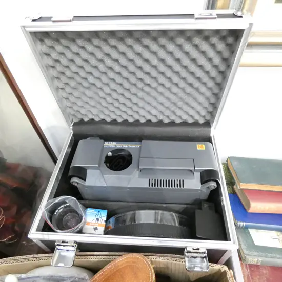 KODAK EKTAPRO 3010 SLIDE PROJECTOR IN CASE