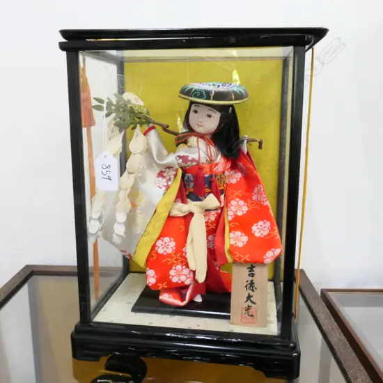 CASED JAPANESE GEISHA DOLL H. 310MM