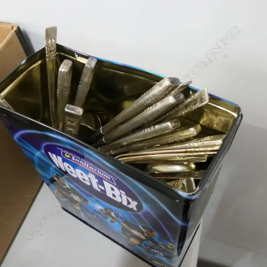WEETBIX TIN OF ASST. CUTLERY INCL. COMMUNITY PLATE