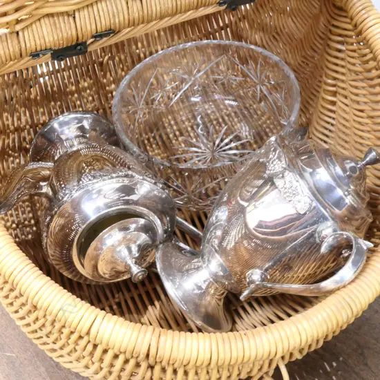 PICNIC BASKET OF 2 EP TEAPOTS, CRYSTAL BOWL