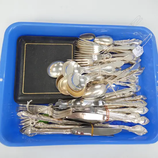 BOX LOT 8 PLACE COMMUNITY CUTLERY SERVICE + CASED SPOONS