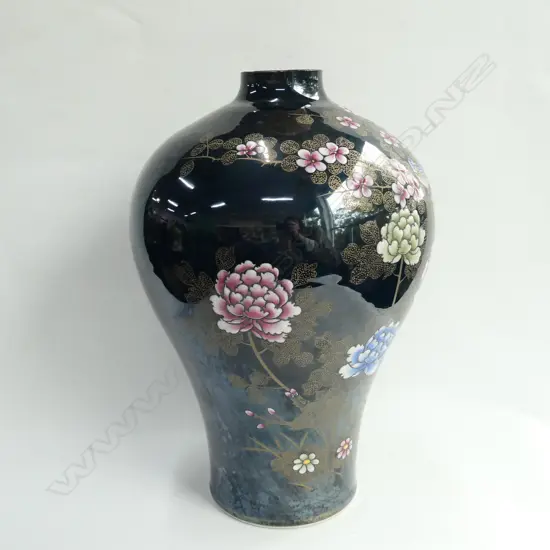 LARGE BLACK ORIENTAL VASE H. 390MM