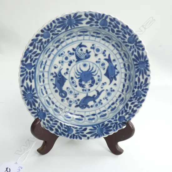 SMALL B&W MING STYLE SAUCER DISH, DIAM 135mm