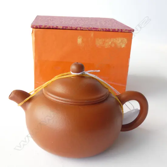 CHINESE YIXING TEAPOT BY MASTER MAKER
