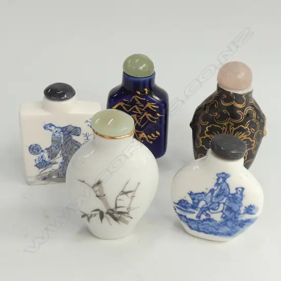 FIVE MINIATURE SNUFF BOTTLES INCL BLUE & GOLD