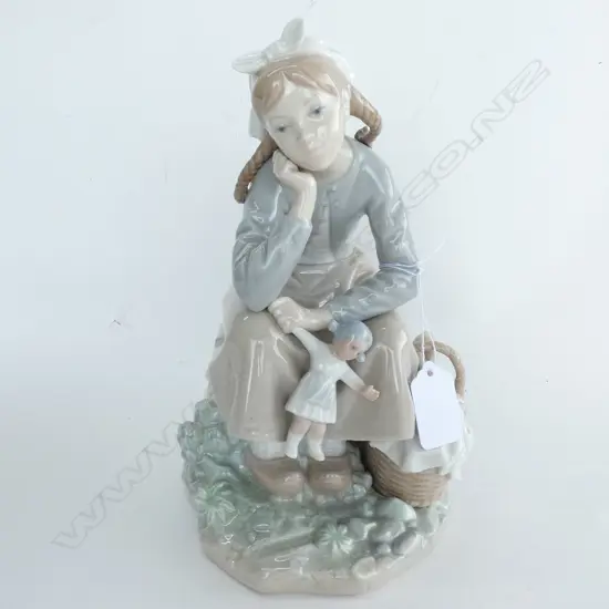 LLADRO FIGURINE GIRL WITH DOLL H. 230MM