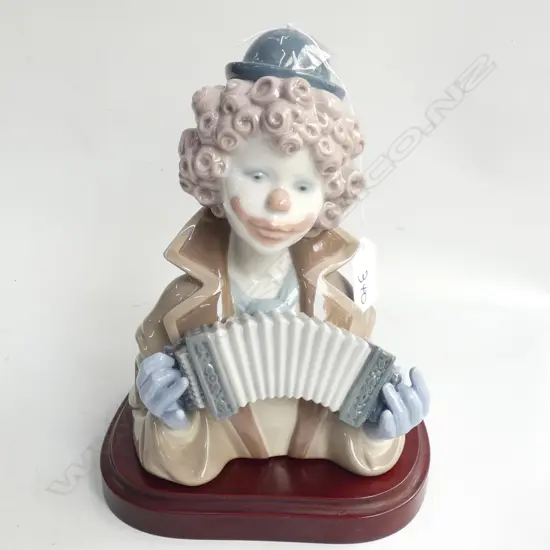 LLADRO ACCORDION PLAYING CLOWN H 180 MM