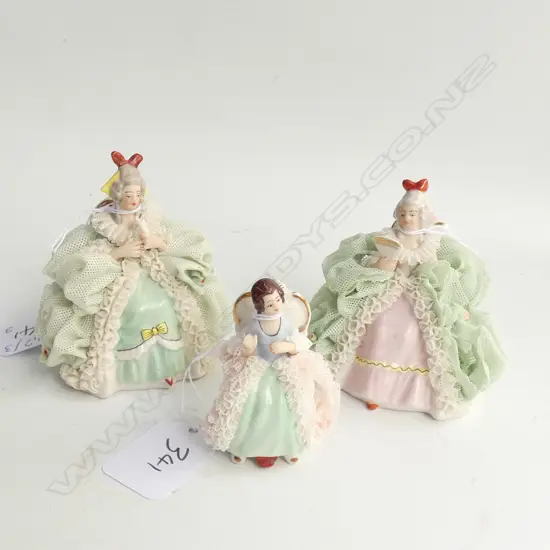 3 SEATED DRESDEN DOLLS, LOSSES TO SKIRTS H. 75MM