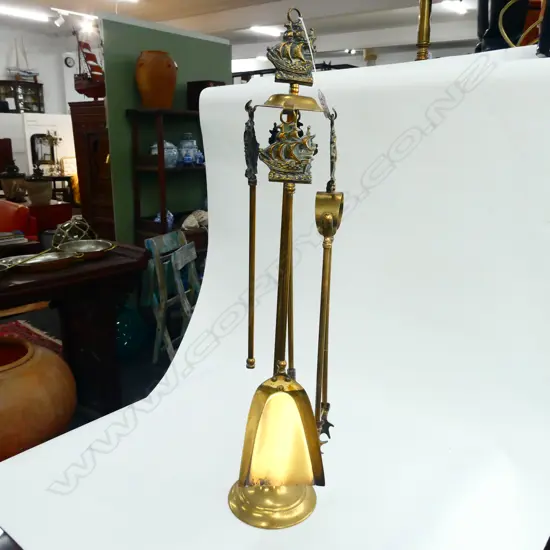 BRASS FIRE SIDE SET H 650 MM