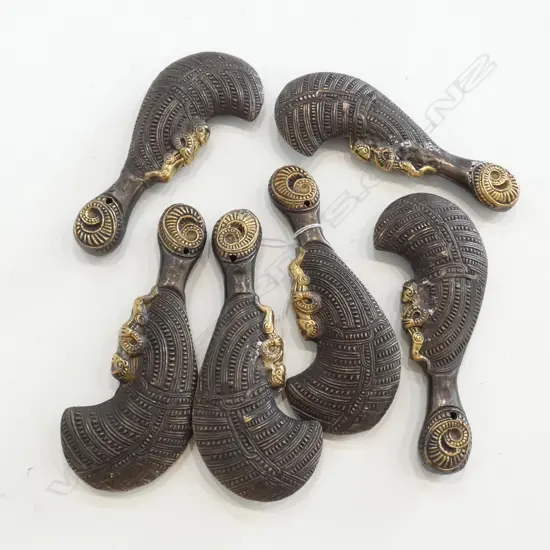 6 SMALL BRONZE TAIAHAS, H. 135MM