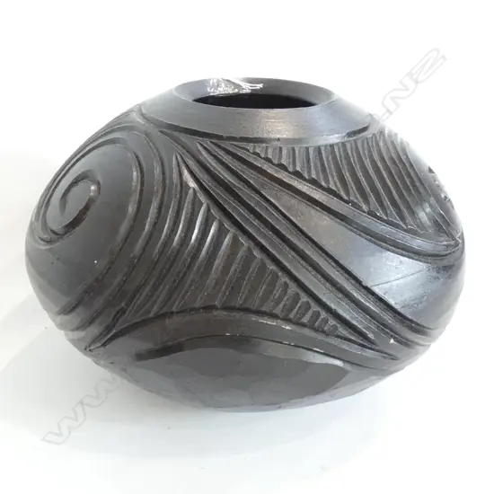 MAORI MOTIF POTTERY  VASE WITH M MARK TO BASE H 150 MM