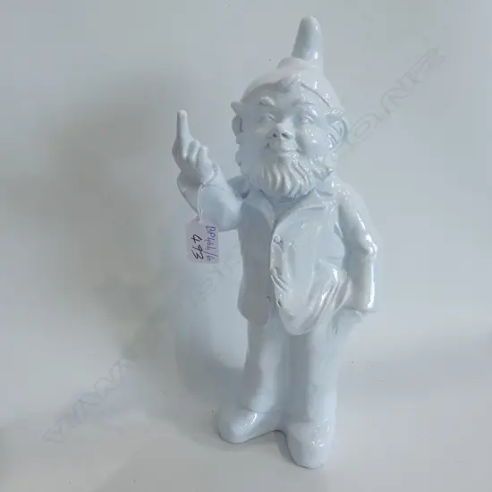 WHITE RESIN GNOME GIVING THE FINGERS H. 370MM