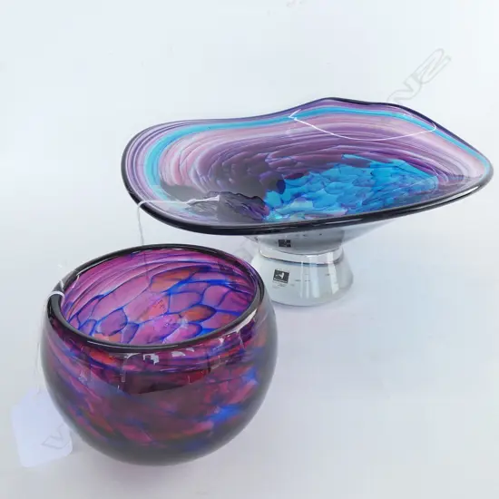 2 SIGNED DE FLUTE ROTORUA ART GLASS PIECES; FOOTED TAZZA 250MM DIA AND BOWL