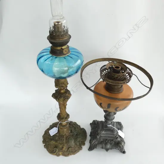 2 KEROSENE LAMPS H. 710MM WITH FLUE