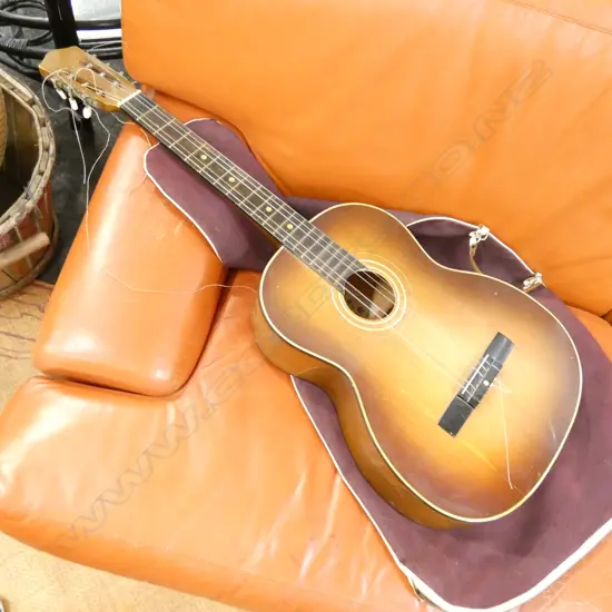 YAMAHA ACOUSTIC GUITAR WITH SOFT CASE 