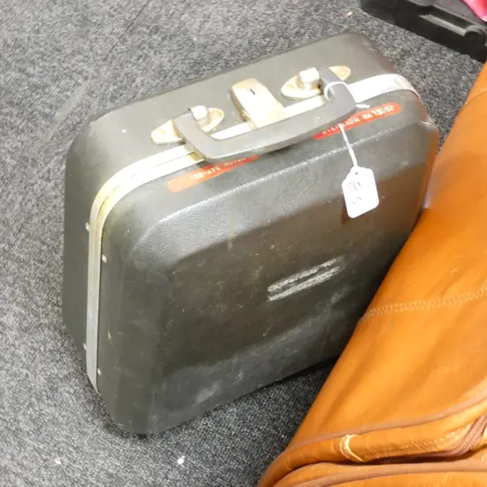 SET 4 VINTAGE BOWLS IN CASE 