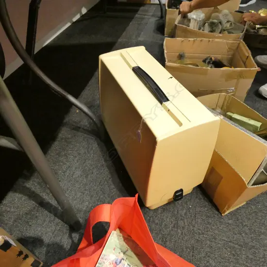 VINTAGE SINGER ELEC. SEWING MACHINE CREAM PLATIC CASE