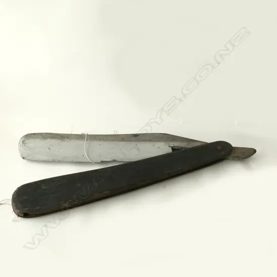 LARGE VINTAGE CUTHROAT RAZOR USED FOR RETAIL WINDOW DISPLAYS H.1010mm (EXTENDS TO FULLY OPEN)