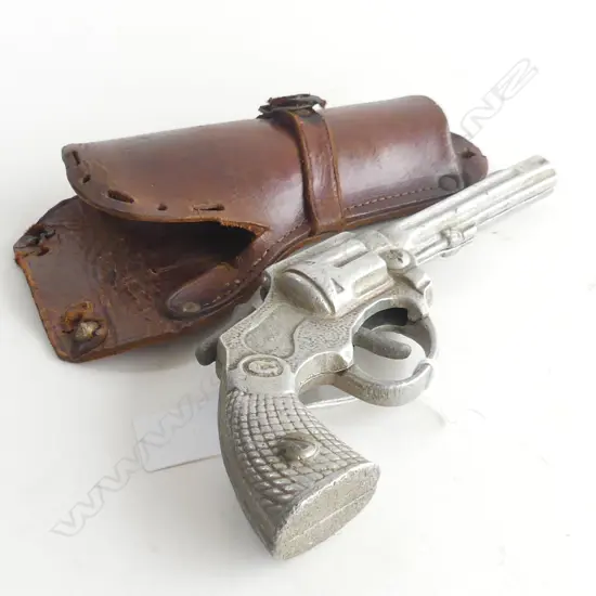 (5) FUN HO TOY PISTOL & HOLSTER MADE IN NZ L. 220mm