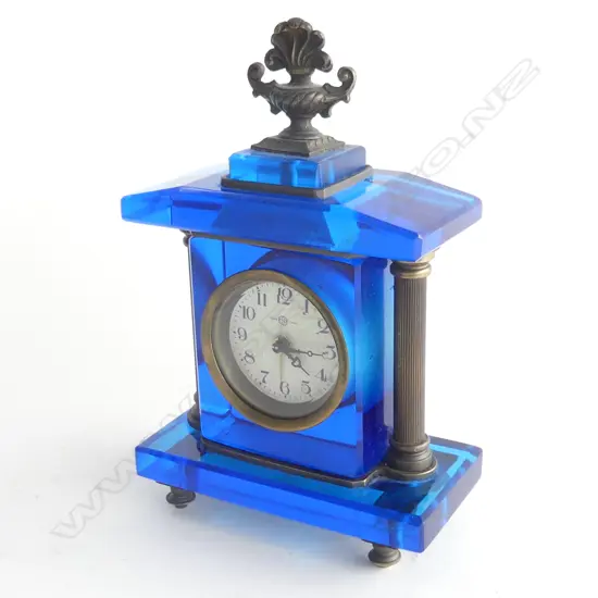 (14) A BLUE GLASS MANTLE CLOCK IN ARCHITECTURAL FORM H. 195mm