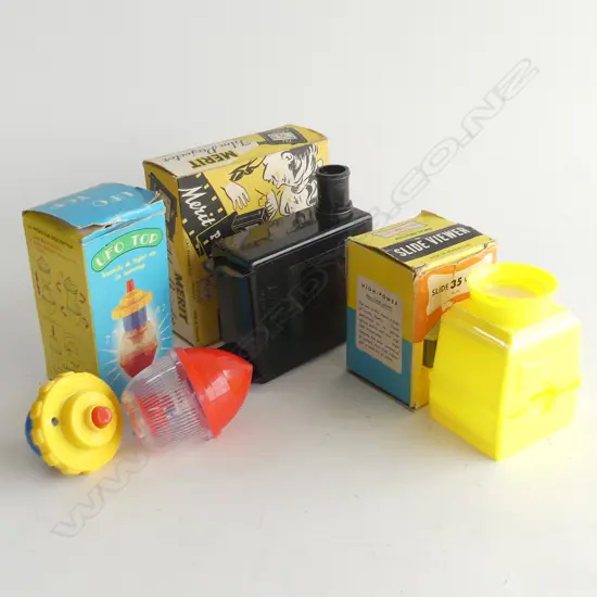 (14) 3 ITEMS - A VINTAGE FILM PROJECTOR A 35mm SLIDE VIEWER AND A UFO TOP