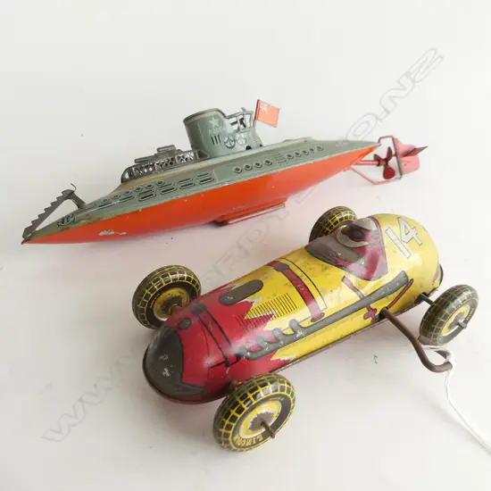 2 TIN PLATE TOYS 1 GERMAN MADE SUBMARINE L. 300mm & A KEY WIND LINCOLN TOY RACING CAR