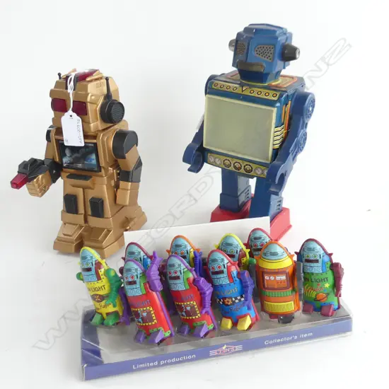 3 ROBOT ITEMS 2 BATTERY POWERED H. 250mm & A TRAY OF 10  ROBOT LIGHTERS