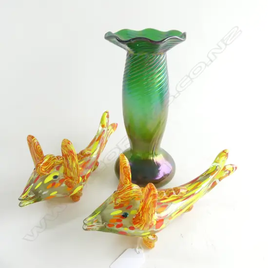 3 GLASS ITEMS 1 GREEN LOETZ TYPE VASE H. 210mm & 2 GLASS FISH