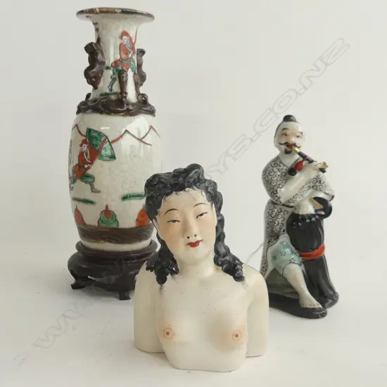 3 x ORIENTAL ITEMS 1 JAPANESE BUST A MAN SMOKING & VASE ON A STAND H. 230mm AF CHIP TO RIM
