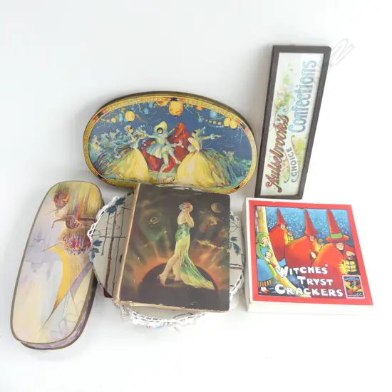 6 ITEMS INCL. DOILY SET + WITCHES TRYST CRACKERS + 2 CHOCOLATE BOXES + WRITING SET + AULSEBOOKS ADVERTISING SIGN L 340mm