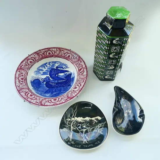 4 CERAMIC ITEMS 1 'STUDIO ANNA' PLAQUE OF LAKE TAUPO + ROYAL DOULTON HEXAGONAL LIDDED FLASK H. 220mm