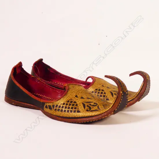 A PAIR OF GENIE SHOES L. 300mm