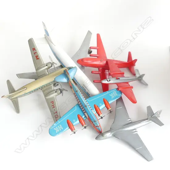 (29) 6 ITEMS INCL. KLM PH-TGJB 'THE FLYING DUTCHMAN' METAL PLANE 250mm + HK542 METAL PLANE WITH 4 PROPELLERS +