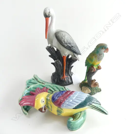 3 BIRD ITEMS A PARROT WALL POCKET + 1 HERON SPILL VASE H. 220mm + 1 x RESIN PARROT