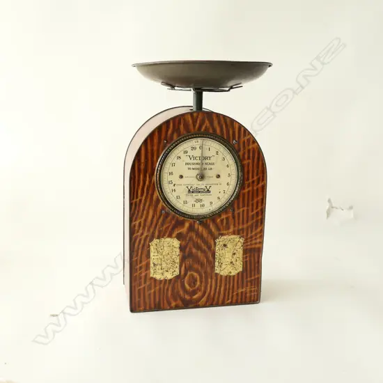 (93) VINTAGE VICTORY TIN KITCHEN SCALES 390mm