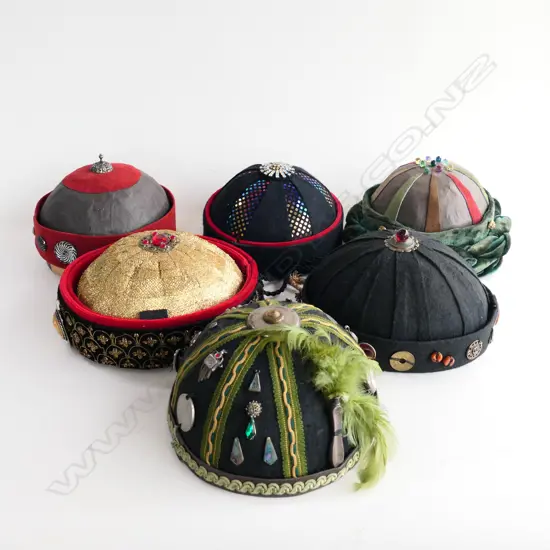 (10) 6 VINTAGE STYLE CHINESE HATS (crafted by Mr Glenn Smiles) IN HAT BOX, W.220mmm