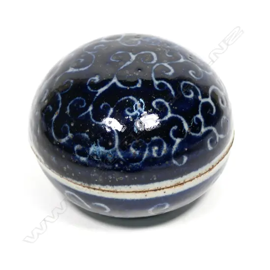 Graeme Storm stoneware lidded small circular box