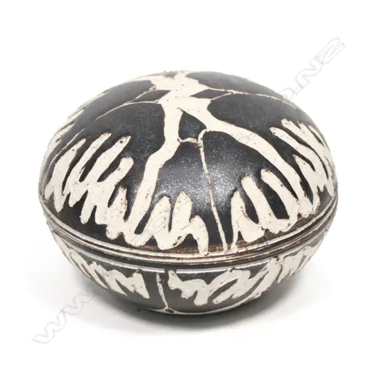 Graeme Storm stoneware lidded circular box